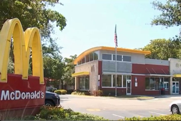 Восьмилетняя девочка, получившая ожог куриным наггетсом, получит от ресторана фастфуда компенсацию в $800 тысяч Восьмилетняя девочка, получившая ожог куриным наггетсом, получит от ресторана фастфуда компенсацию в $800 тысяч