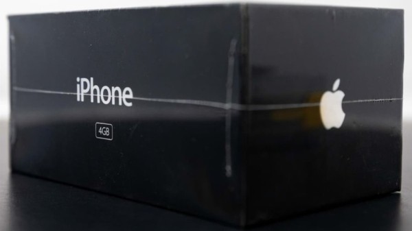 Запечатанный iPhone 2007 года продали на аукционе за рекордные $158 тысяч
