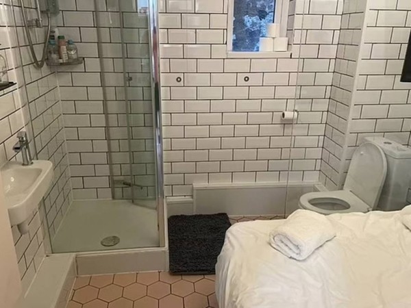 Турист снял квартиру, а оказалось: это кровать в ванной