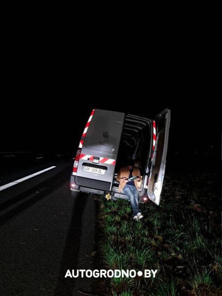 В семейный экипаж белорусских дальнобойщиков жестко врезался француз под Парижем