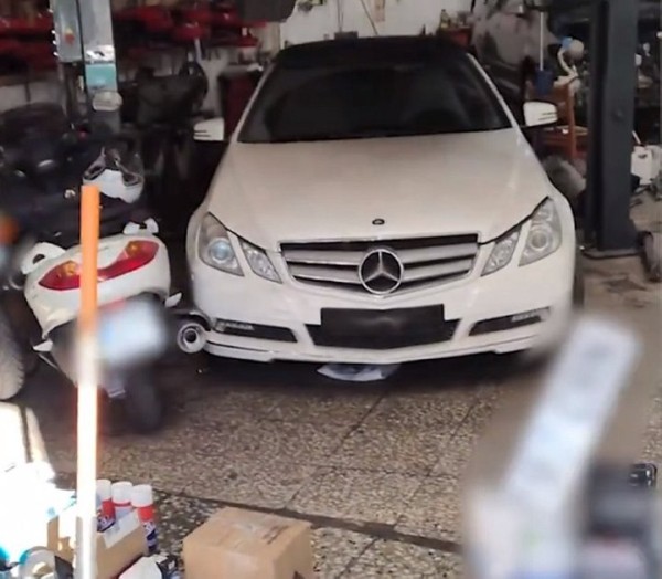 Белорусы в Испании организовали нелегальную автомастерскую. Туда пришла полиция