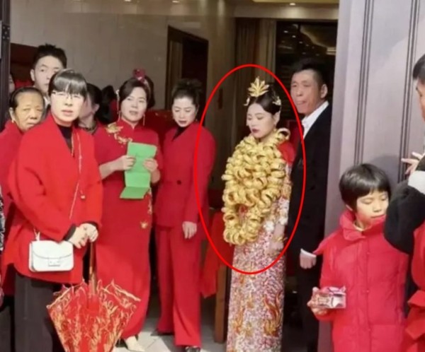 Китайская семья потратила $30 миллионов на свадьбу. Невеста была в 100 золотых браслетах Китайская семья потратила $30 миллионов на свадьбу. Невеста была в 100 золотых браслетах