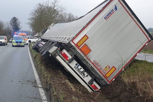 В Германии белорус на фуре съехал с дороги и врезался в дерево В Германии белорус на фуре съехал с дороги и врезался в дерево