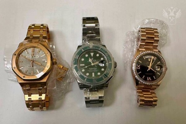 Женщина пыталась ввезти в Россию трое роскошных часов внутри себя Женщина пыталась ввезти в Россию трое роскошных часов внутри себя