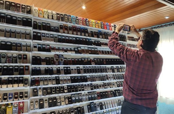 Рекордная коллекция: испанец собрал 3615 мобильных телефонов и вошел в Книгу рекордов Рекордная коллекция: испанец собрал 3615 мобильных телефонов и вошел в Книгу рекордов