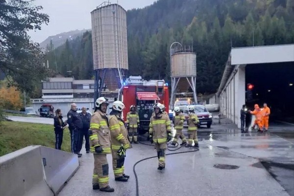 В Австрии в туннеле загорелся автовоз белоруса В Австрии в туннеле загорелся автовоз белоруса