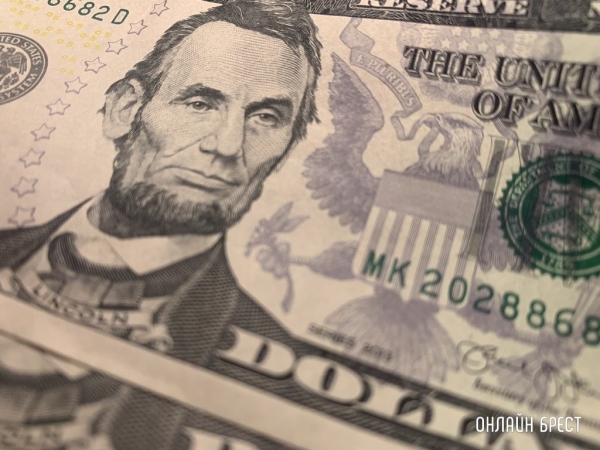 С начала года белорусы сдали в обменные пункты 1,5 млрд долларов С начала года белорусы сдали в обменные пункты 1,5 млрд долларов